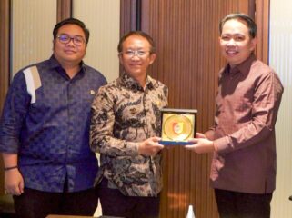 KERJASAMA: Bupati Jember, Muhammad Fawait bersama Anggota DPR RI, Kawendra Lukistian, saat bertemu Direktur PLN. (foto : Istimewa)