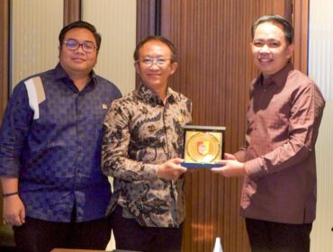 KERJASAMA: Bupati Jember, Muhammad Fawait bersama Anggota DPR RI, Kawendra Lukistian, saat bertemu Direktur PLN. (foto : Istimewa)