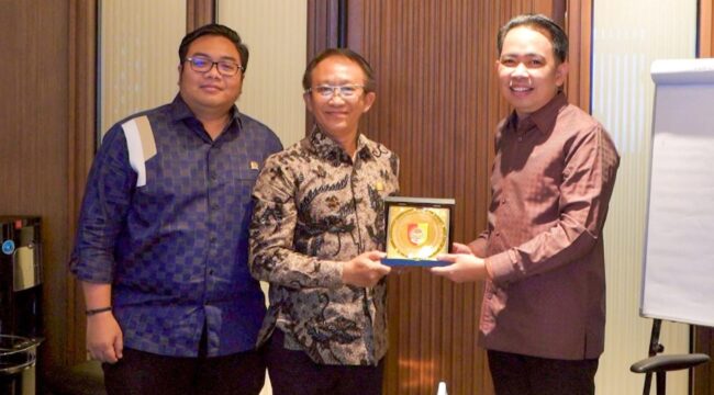 KERJASAMA: Bupati Jember, Muhammad Fawait bersama Anggota DPR RI, Kawendra Lukistian, saat bertemu Direktur PLN. (foto : Istimewa)