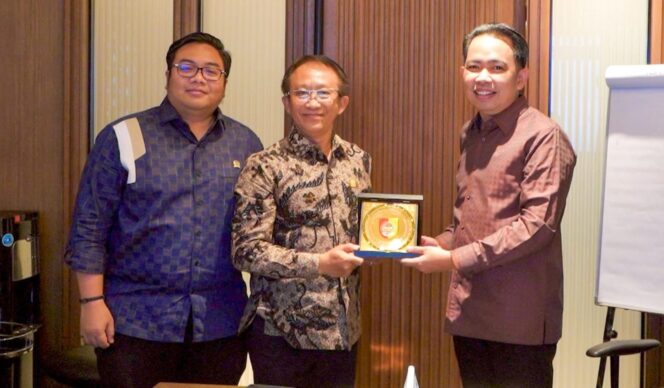 
					KERJASAMA: Bupati Jember, Muhammad Fawait bersama Anggota DPR RI, Kawendra Lukistian, saat bertemu Direktur PLN. (foto : Istimewa)