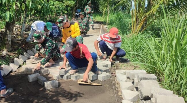 PERBAIKI: Warga bersama personil TNI saat melakukan pavingisasi di Dusun Plalangan, Desa Plalangan, Kecamatan Kalisat, Kab. Jember. (foto: Istimewa)

