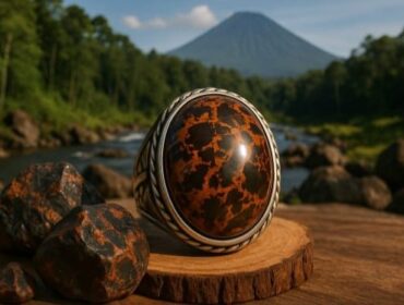 Batu Badar Besi Semeru adalah batu mulia yang terbentuk dari proses geologi panjang dan unik di Gunung Semeru.
