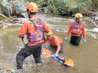 Proses evakuasi jenazah Hariono yang ditemukan di aliran sungai Lebakrejo.
