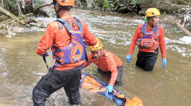 Proses evakuasi jenazah Hariono yang ditemukan di aliran sungai Lebakrejo.