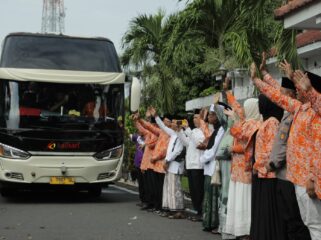 Sebanyak 721 jemaah calon haji dari Lumajang diberangkatkan menuju Tanah Suci dalam dua kloter, yakni kloter 36 dan 37, dengan total 345 dan 376 orang (Asmadi).
