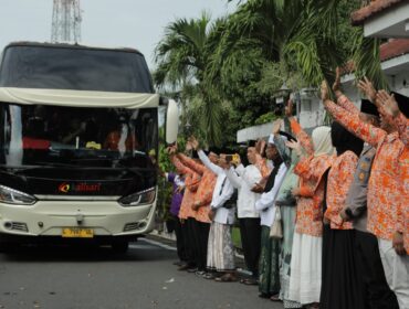 Sebanyak 721 jemaah calon haji dari Lumajang diberangkatkan menuju Tanah Suci dalam dua kloter, yakni kloter 36 dan 37, dengan total 345 dan 376 orang (Asmadi).
