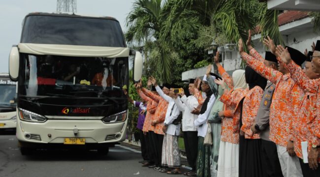 Sebanyak 721 jemaah calon haji dari Lumajang diberangkatkan menuju Tanah Suci dalam dua kloter, yakni kloter 36 dan 37, dengan total 345 dan 376 orang (Asmadi).
