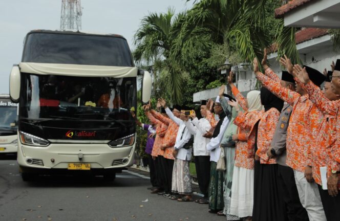 
					Sebanyak 721 jemaah calon haji dari Lumajang diberangkatkan menuju Tanah Suci dalam dua kloter, yakni kloter 36 dan 37, dengan total 345 dan 376 orang (Asmadi).
