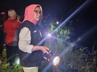 Bupati Lumajang, Indah Amperawati meninjau langsung lokasi kerusakan talud Sungai Rajali di Dusun Bondeli (Foto: Asmadi).
