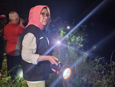 Bupati Lumajang, Indah Amperawati meninjau langsung lokasi kerusakan talud Sungai Rajali di Dusun Bondeli (Foto: Asmadi).
