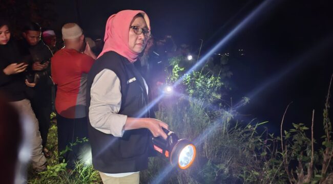 Bupati Lumajang, Indah Amperawati meninjau langsung lokasi kerusakan talud Sungai Rajali di Dusun Bondeli (Foto: Asmadi).
