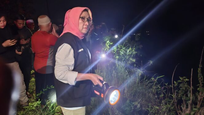 
					Bupati Lumajang, Indah Amperawati meninjau langsung lokasi kerusakan talud Sungai Rajali di Dusun Bondeli (Foto: Asmadi).
