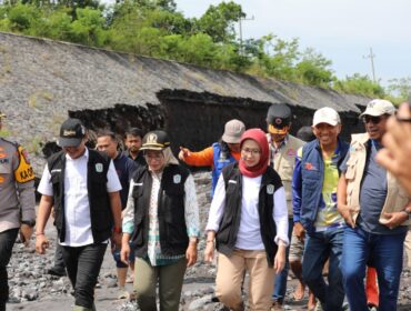 Ketua DPRD Kabupaten Lumajang, Oktafiani, bersama Bupati Lumajang, Indah Amperawati, melakukan kunjungan langsung ke lokasi perbaikan talud yang rusak di Kebondeli (Asmadi).