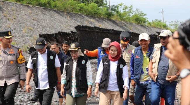 Ketua DPRD Kabupaten Lumajang, Oktafiani, bersama Bupati Lumajang, Indah Amperawati, melakukan kunjungan langsung ke lokasi perbaikan talud yang rusak di Kebondeli (Asmadi).