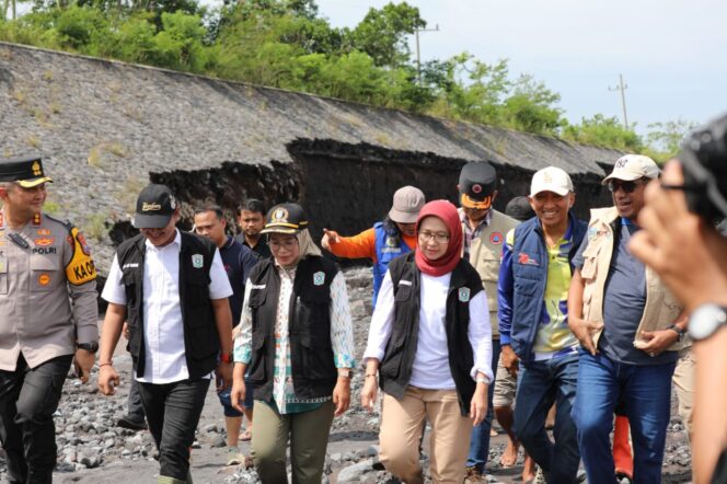 
					Ketua DPRD Kabupaten Lumajang, Oktafiani, bersama Bupati Lumajang, Indah Amperawati, melakukan kunjungan langsung ke lokasi perbaikan talud yang rusak di Kebondeli (Asmadi).