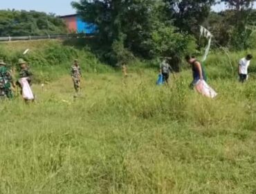 DIHENTIKAN: Penyisiran amunisi di lahan persawahan sekitar lokasi terbakarnya truk muat amunisi di ruas Tol Gempol Pasuruan, dihentikan. (foto: Moh. Rois).