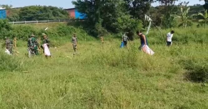 
					DIHENTIKAN: Penyisiran amunisi di lahan persawahan sekitar lokasi terbakarnya truk muat amunisi di ruas Tol Gempol Pasuruan, dihentikan. (foto: Moh. Rois).