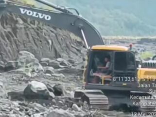 RESPONSIF: Wagub Jatim soroti kerusakan tanggul di Kebondeli Desa Sumberwuluh, Kec. Candipuro, Kab. Lumajang. (foto: IG emildardak)
