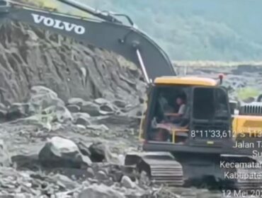 RESPONSIF: Wagub Jatim soroti kerusakan tanggul di Kebondeli Desa Sumberwuluh, Kec. Candipuro, Kab. Lumajang. (foto: IG emildardak)

