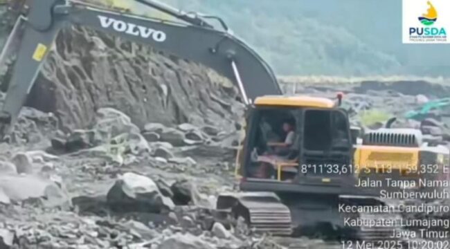 RESPONSIF: Wagub Jatim soroti kerusakan tanggul di Kebondeli Desa Sumberwuluh, Kec. Candipuro, Kab. Lumajang. (foto: IG emildardak)
