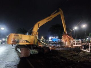 PEMBERSIHAN: Alat berat milik DPUPRPKP Kota Probolinggo saat melakukan pembersihan material sampah di DAM Kelep. (foto: Hafiz Rozani).