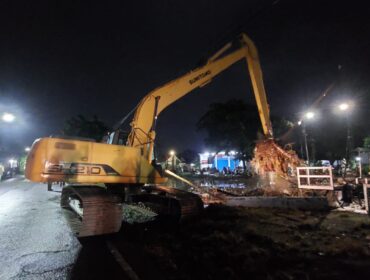 PEMBERSIHAN: Alat berat milik DPUPRPKP Kota Probolinggo saat melakukan pembersihan material sampah di DAM Kelep. (foto: Hafiz Rozani).