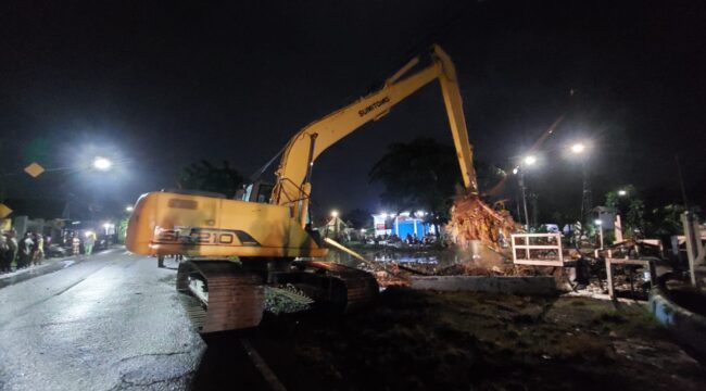 PEMBERSIHAN: Alat berat milik DPUPRPKP Kota Probolinggo saat melakukan pembersihan material sampah di DAM Kelep. (foto: Hafiz Rozani).