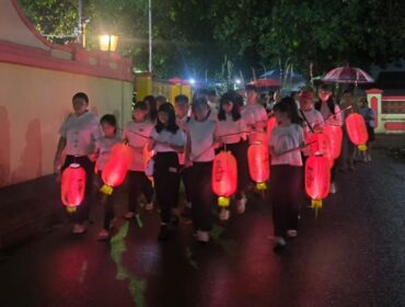SAKRAL: Ritual Pradaksina atau mengelilingi klenteng oleh umat Budha Klenteng Tri Dharma Sumber Naga menjadi puncak ritual Waisak di Kota Probolinggo. (foto: Hafiz Rozani).
