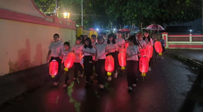 SAKRAL: Ritual Pradaksina atau mengelilingi klenteng oleh umat Budha Klenteng Tri Dharma Sumber Naga menjadi puncak ritual Waisak di Kota Probolinggo. (foto: Hafiz Rozani).
