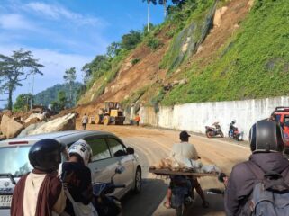 Proses penanganan material longsor di jalur Piket Nol (Foto: Istimewa