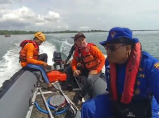 MENCARI: Petugas gabungan saat melakukan pencarian korban hilang di Perairan Gending Probolinggo. (foto: istimewa)
