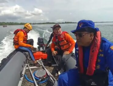 MENCARI: Petugas gabungan saat melakukan pencarian korban hilang di Perairan Gending Probolinggo. (foto: istimewa)

