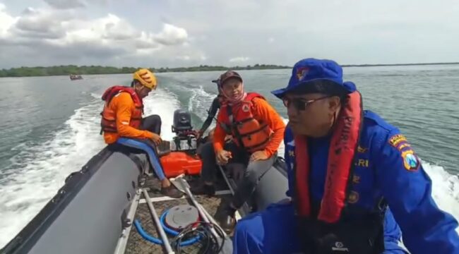 MENCARI: Petugas gabungan saat melakukan pencarian korban hilang di Perairan Gending Probolinggo. (foto: istimewa)
