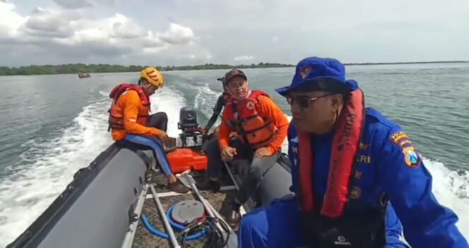 
					MENCARI: Petugas gabungan saat melakukan pencarian korban hilang di Perairan Gending Probolinggo. (foto: istimewa)

