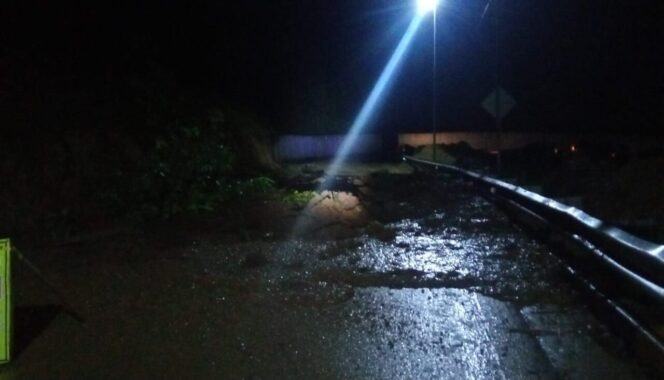 
					Kondisi longsor saat ini di Piket Nol (Foto: Istimewa).
