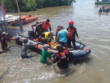 EVAKUASI: Petugas gabungan di Probolinggo saat mengevakuasi jasad korban tenggelam menggunakan perahu karet. (foto: Hafiz Rozani).
