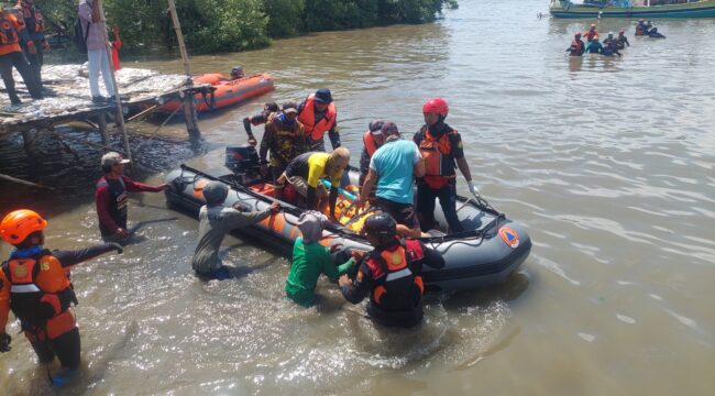 EVAKUASI: Petugas gabungan di Probolinggo saat mengevakuasi jasad korban tenggelam menggunakan perahu karet. (foto: Hafiz Rozani).
