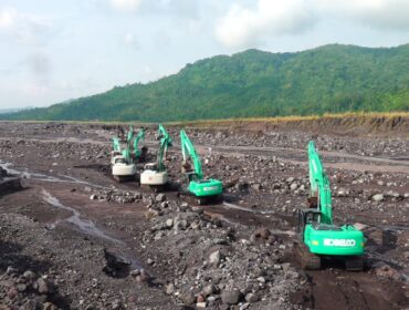 Delapan alat berat diturunkan untuk menormalisasi aliran lahar Semeru.