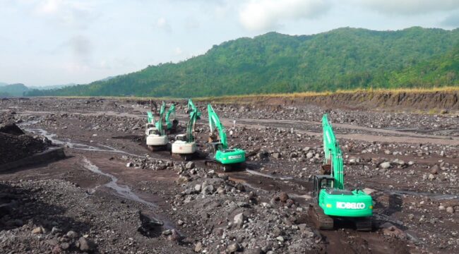 Delapan alat berat diturunkan untuk menormalisasi aliran lahar Semeru.