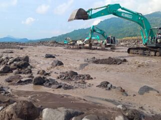 Alat berat saat melakukan aktivitas pembersihan sisa lahar Semeru (Foto: Asmadi).
