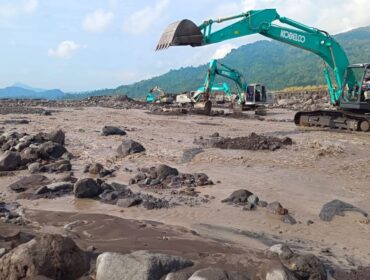 Alat berat saat melakukan aktivitas pembersihan sisa lahar Semeru (Foto: Asmadi).
