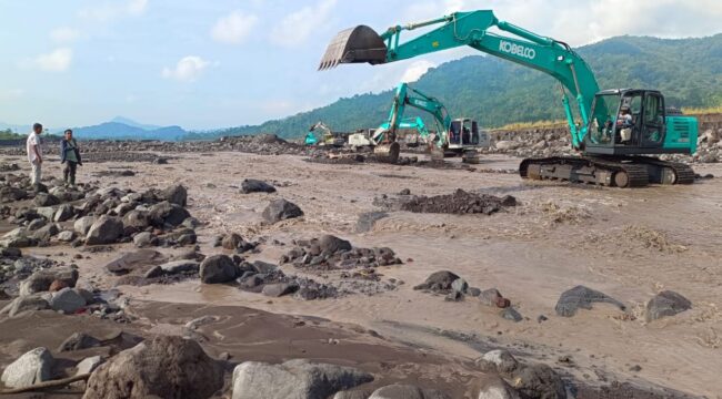 Alat berat saat melakukan aktivitas pembersihan sisa lahar Semeru (Foto: Asmadi).
