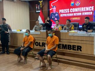 DITANGKAP: Dua orang pria yang terlibat dalam kasus pembunuhan berencana usai diamankan anggota Polres Jember. (Foto: M. Abd. Rozaq Mubarok).
