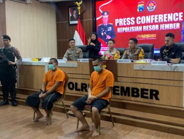 DITANGKAP: Dua orang pria yang terlibat dalam kasus pembunuhan berencana usai diamankan anggota Polres Jember. (Foto: M. Abd. Rozaq Mubarok).
