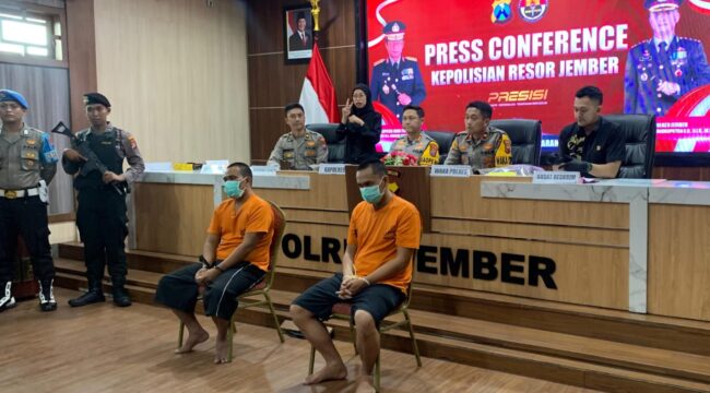 DITANGKAP: Dua orang pria yang terlibat dalam kasus pembunuhan berencana usai diamankan anggota Polres Jember. (Foto: M. Abd. Rozaq Mubarok).
