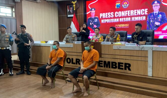 
					DITANGKAP: Dua orang pria yang terlibat dalam kasus pembunuhan berencana usai diamankan anggota Polres Jember. (Foto: M. Abd. Rozaq Mubarok).
