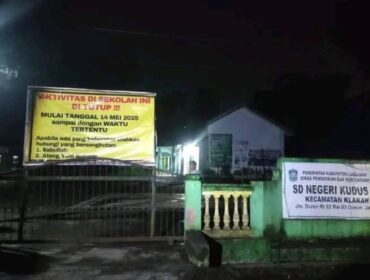 Keberadaan banner yang dipasang di lokasi sengketa juga dinilai tidak elok dan menambah ketidaknyamanan warga sekolah (Foto: Istimewa).
