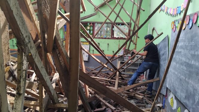 
					Kondisi bangunan SD Kutorenon 03, Lumajang yang runtuh (Foto: Asmadi).
