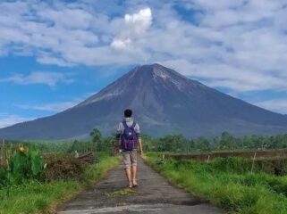 DIBUKA: Jalur pendakian ke Gunung Semeru di Kabupaten Lumajang kembali dibuka dengan aturan dan syarat tertentu. (foto: istimewa).
