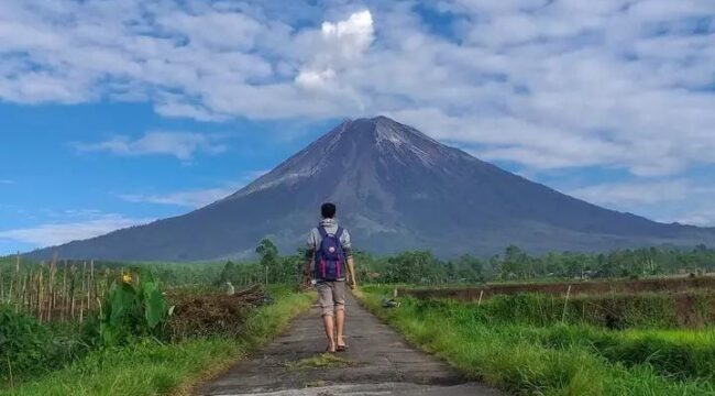 DIBUKA: Jalur pendakian ke Gunung Semeru di Kabupaten Lumajang kembali dibuka dengan aturan dan syarat tertentu. (foto: istimewa).
